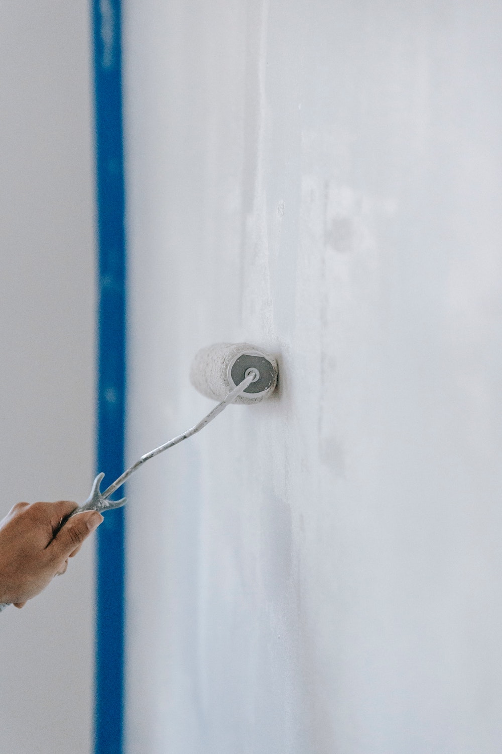 Ma petite rénovation - Peinture et peintre en train de repeindre un mur en blanc